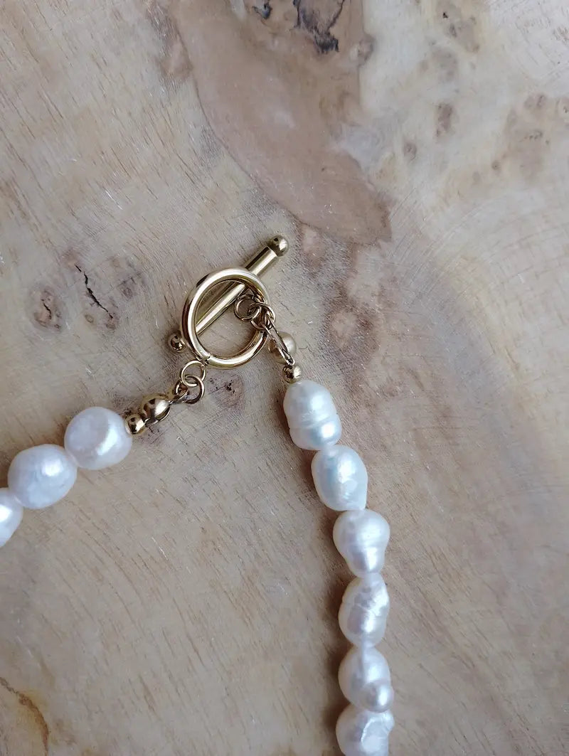 Collier Sara – détail fermoir toggle rond doré et perles baroques – BONITALUZ
