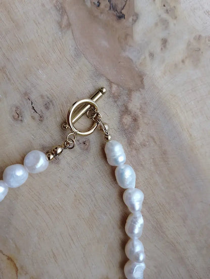 Collier Sara – détail fermoir toggle rond doré et perles baroques – BONITALUZ
