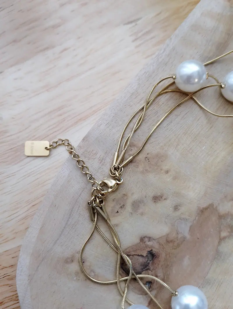 Collier Emma cascade perlée – posé sur bois marbré fond pivoine blanche – BONITALUZ