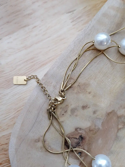 Collier Emma cascade perlée – posé sur bois marbré fond pivoine blanche – BONITALUZ