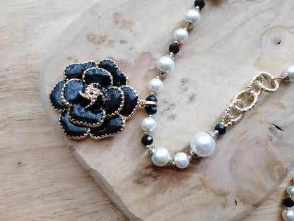 Collier Perla Bella – macro camélia noir et perles alternées blanc et noir – BONITALUZ