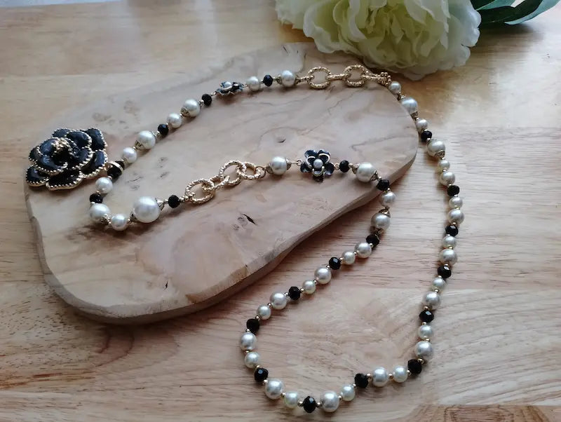 Collier Perla Bella – vue complète sur plateau bois pivoine blanche – BONITALUZ