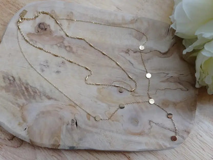 Collier Maude doré – vue d'ensemble sur fond marbre – BONITALUZ
