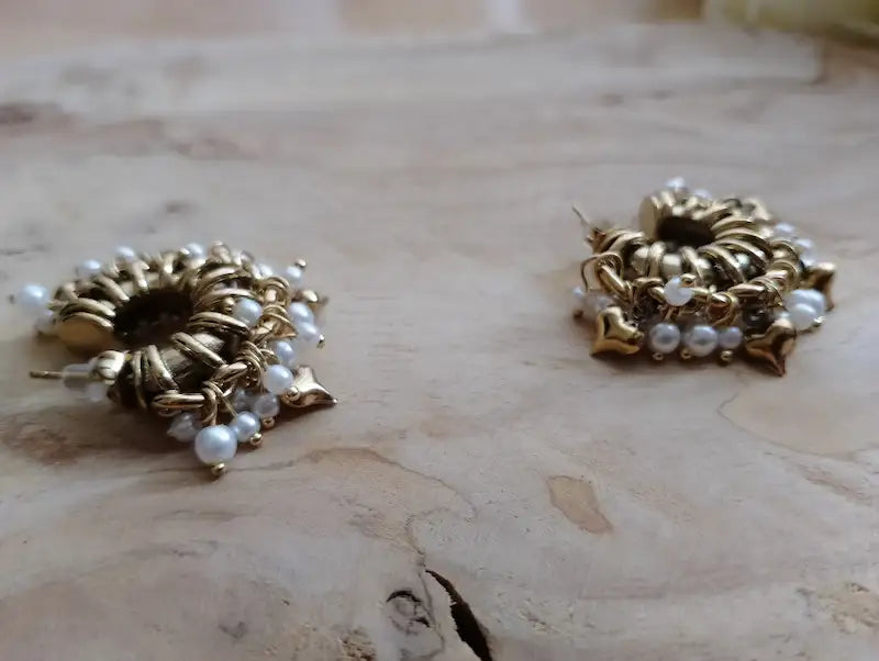 Boucles Lolita – macro métal doré martelé et perles baroques blanches – BONITALUZ
