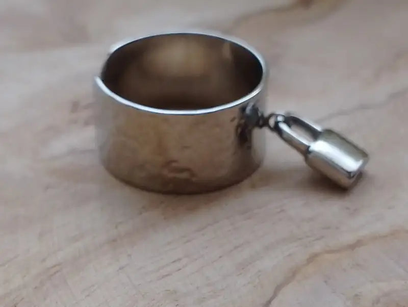 Bague Amélia – profil manchette argentée martelée breloque dorée fond marbre – BONITALUZ