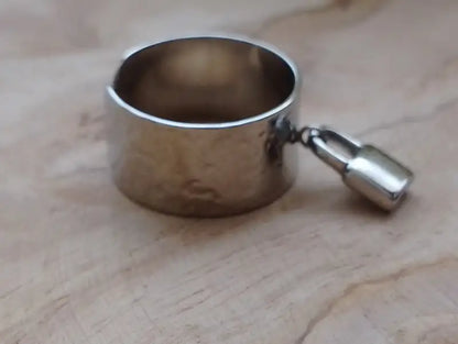Bague Amélia – profil manchette argentée martelée breloque dorée fond marbre – BONITALUZ