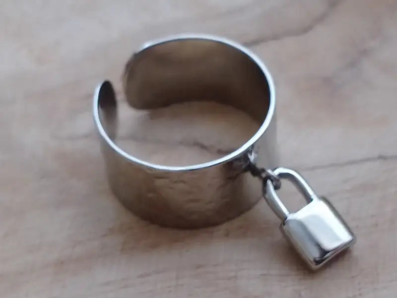 Bague Amélia – angle manchette argentée texturée chaîne dorée suspendue – BONITALUZ