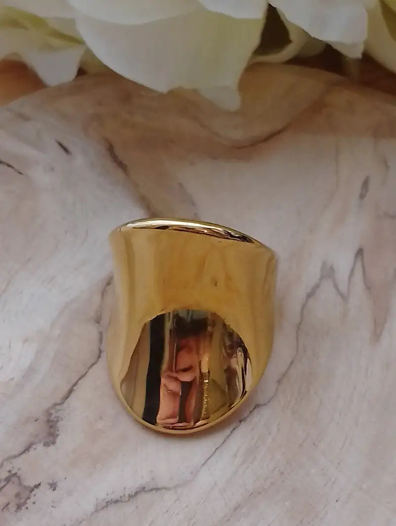 Bague Océane large dorée miroir effet bateau – vue d'ensemble fond marbre rosé – BONITALUZ