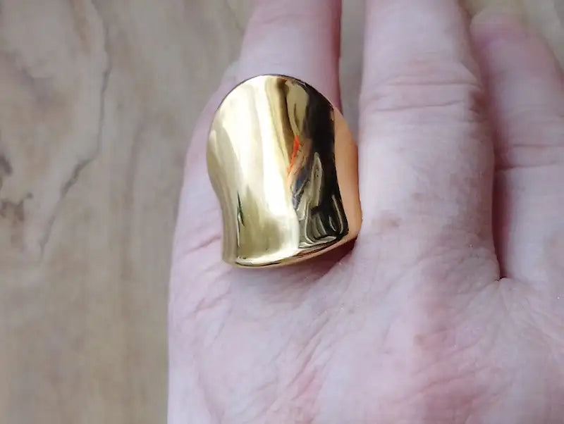Bague Océane – portée sur doigt bague large dorée miroir – BONITALUZ