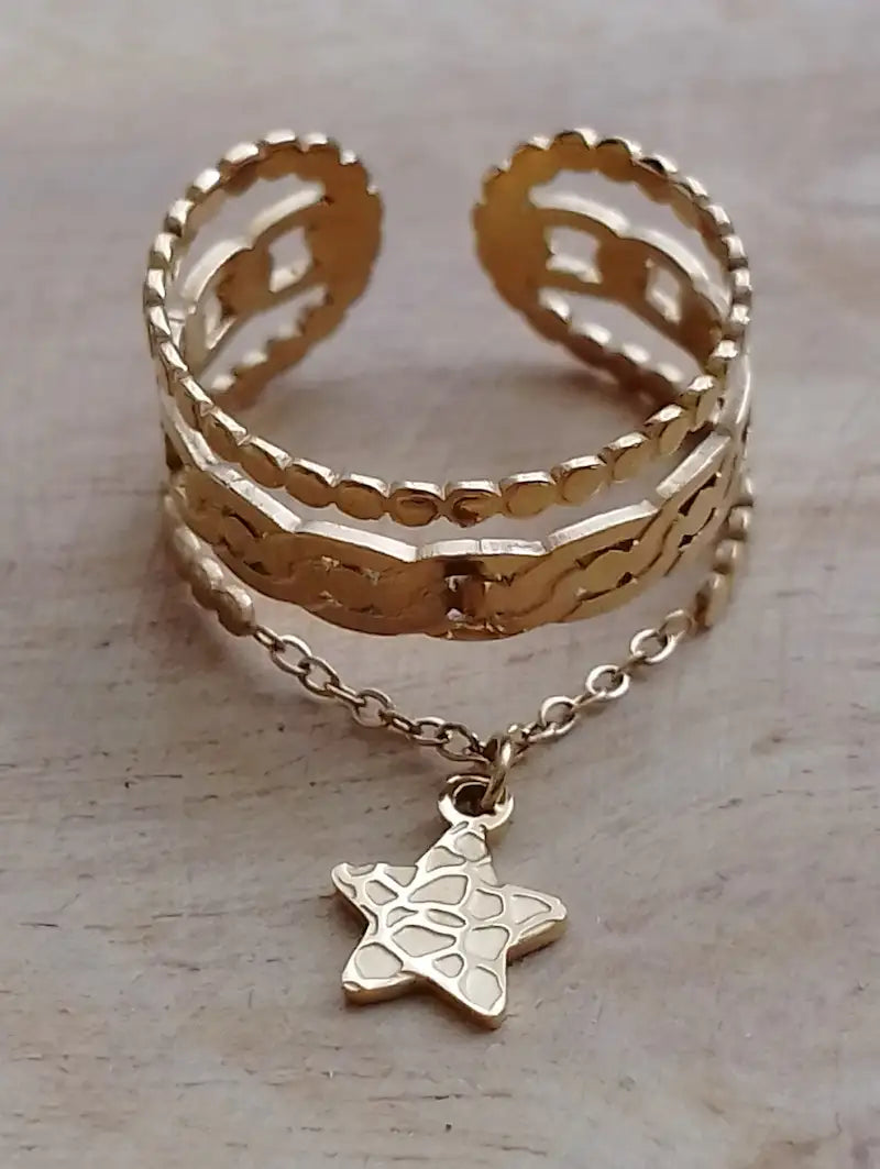 Bague Espérancia triple anneau doré chaîne étoile de mer – vue d'ensemble fond marbre – BONITALUZ