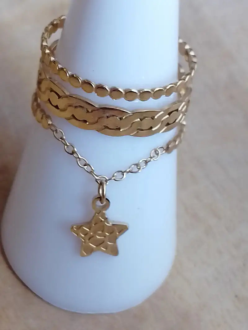 Bague Espérancia – portée sur doigt triple jonc doré chaîne étoile de mer – BONITALUZ