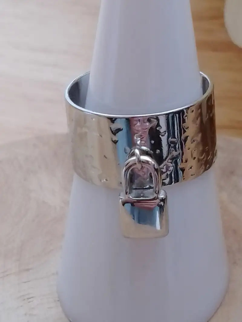 Bague Amélia – macro texture martelée argentée chaîne et breloque dorée – BONITALUZ