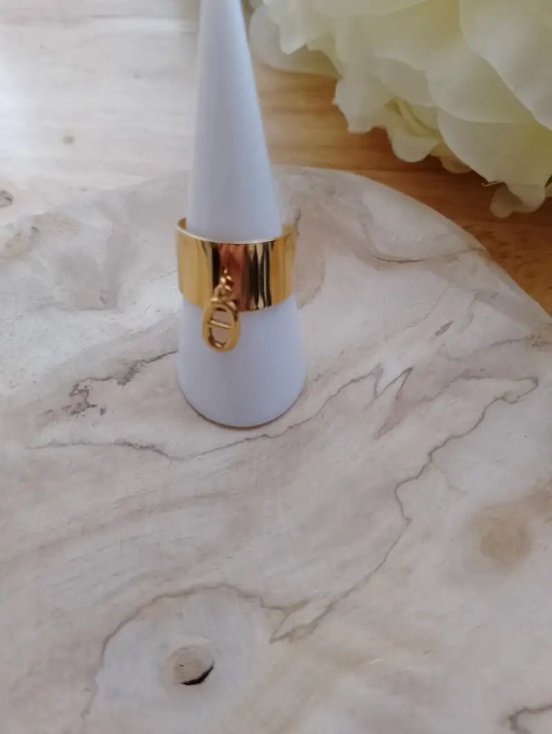 Bague Sophia dorée sur présentoir blanc breloque maillon marine suspendue vue dessus bijou élégant BONITALUZ