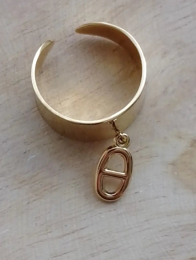 Bague Sophia dorée bandeau large breloque maillon marine suspendue vue face fond marbre bijou statement BONITALUZ