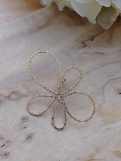 Boucles d'oreilles Marguerite créole fil argenté torsadé sculpture florale – vue d'ensemble fond marbre – BONITALUZ