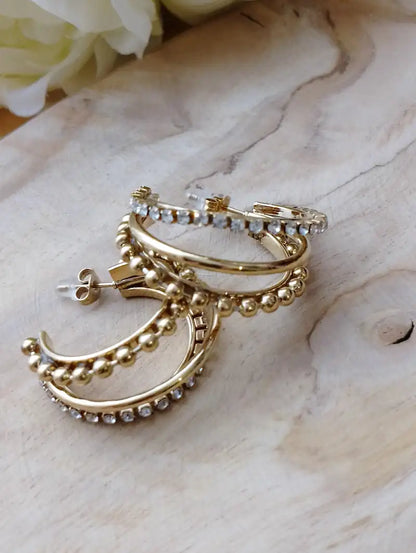 Boucles d'oreilles Alexandra créoles dorées strass perles fond marbre blanc bijou femme luxe BONITALUZ