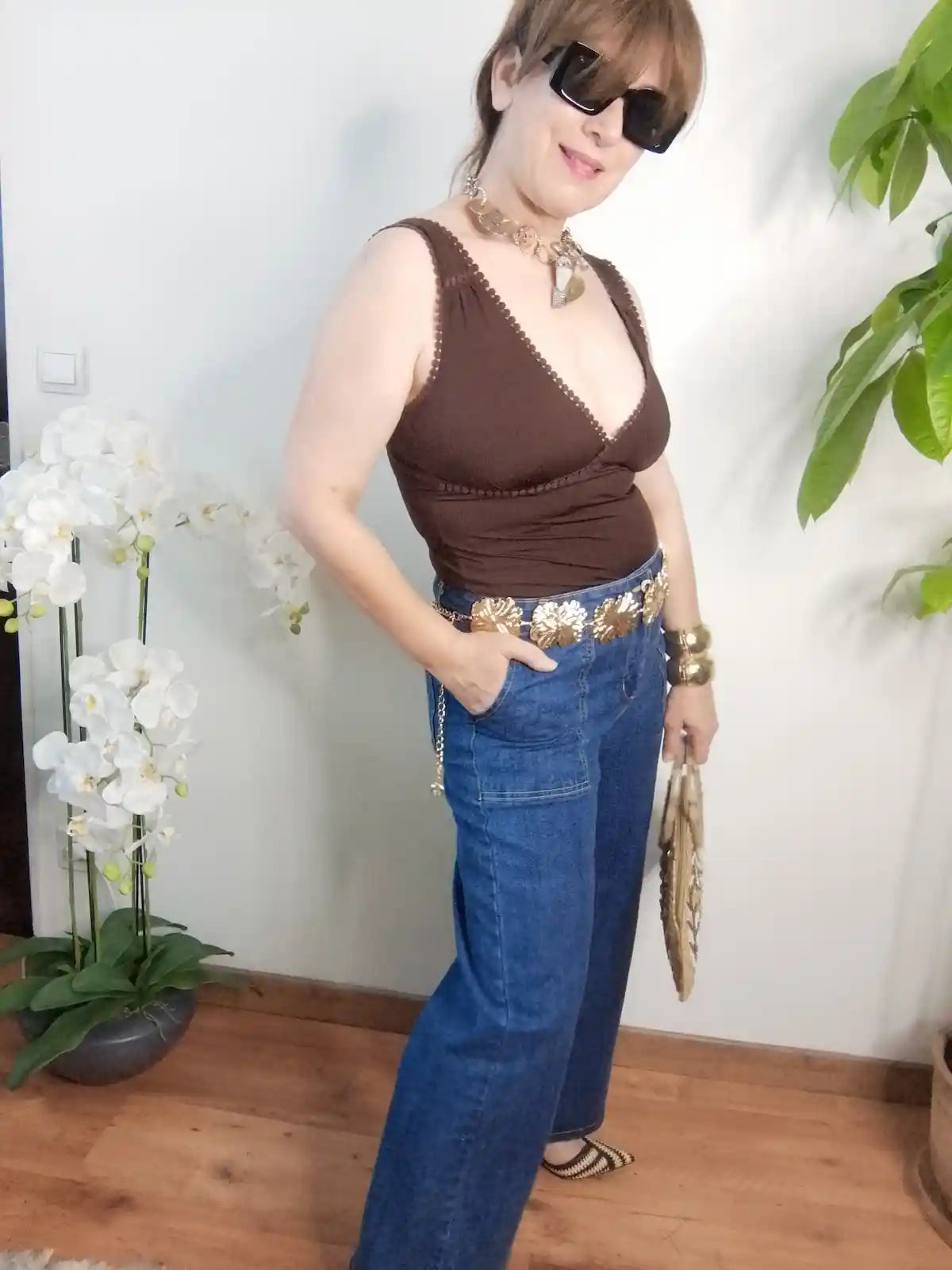Détail ceinture chaîne Armonia fleurs dorées tenue casual chic BONITALUZ