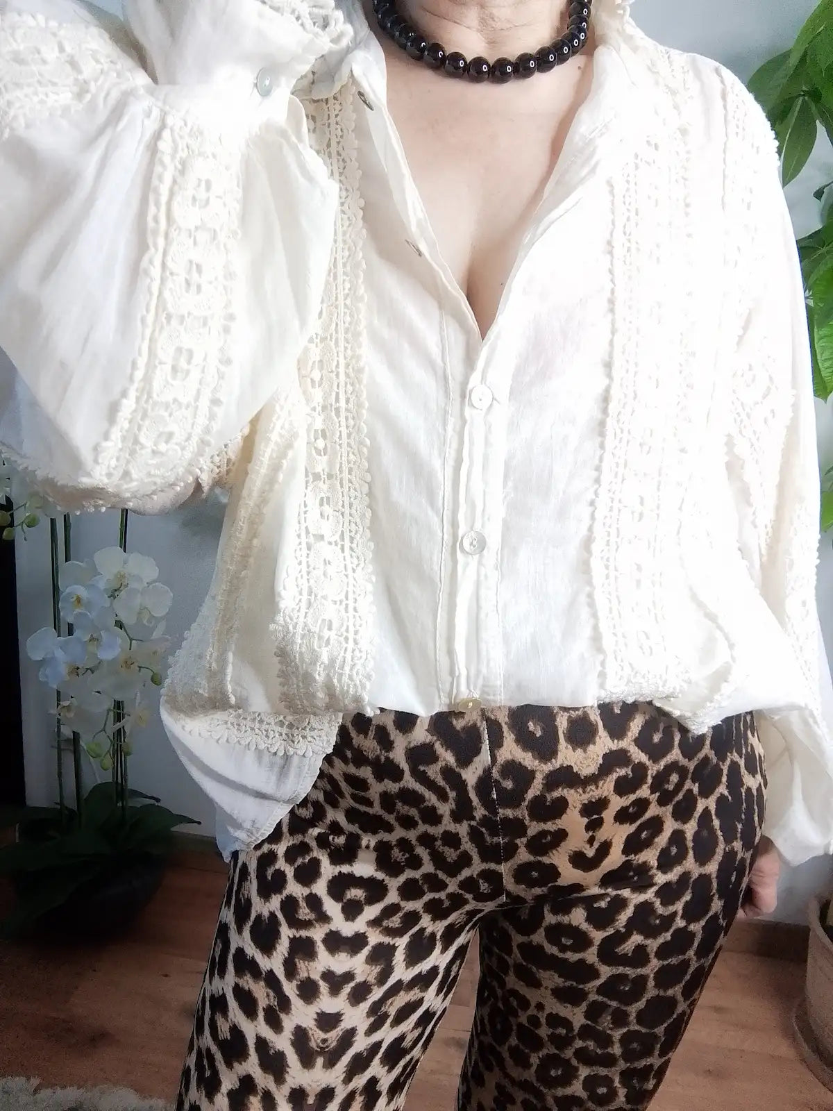 Blouse Gaël portée - silhouette élégante vue de côté - BONITALUZ