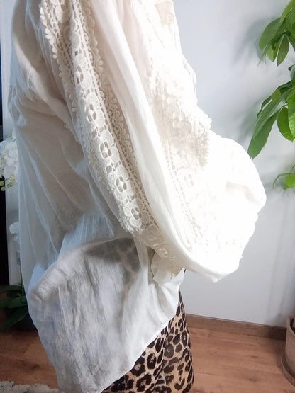 Gros plan broderies et dentelle blouse Gaël blanche - détail qualité - BONITALUZ