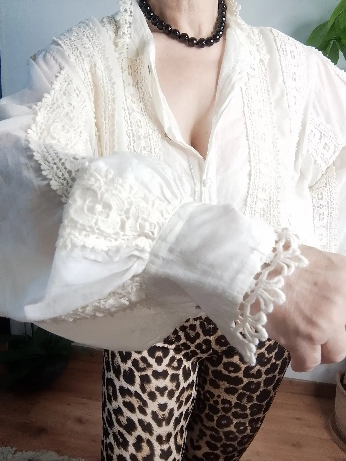 Blouse Gaël manches bouffantes portée de face - chemisier blanc femme - BONITALUZ