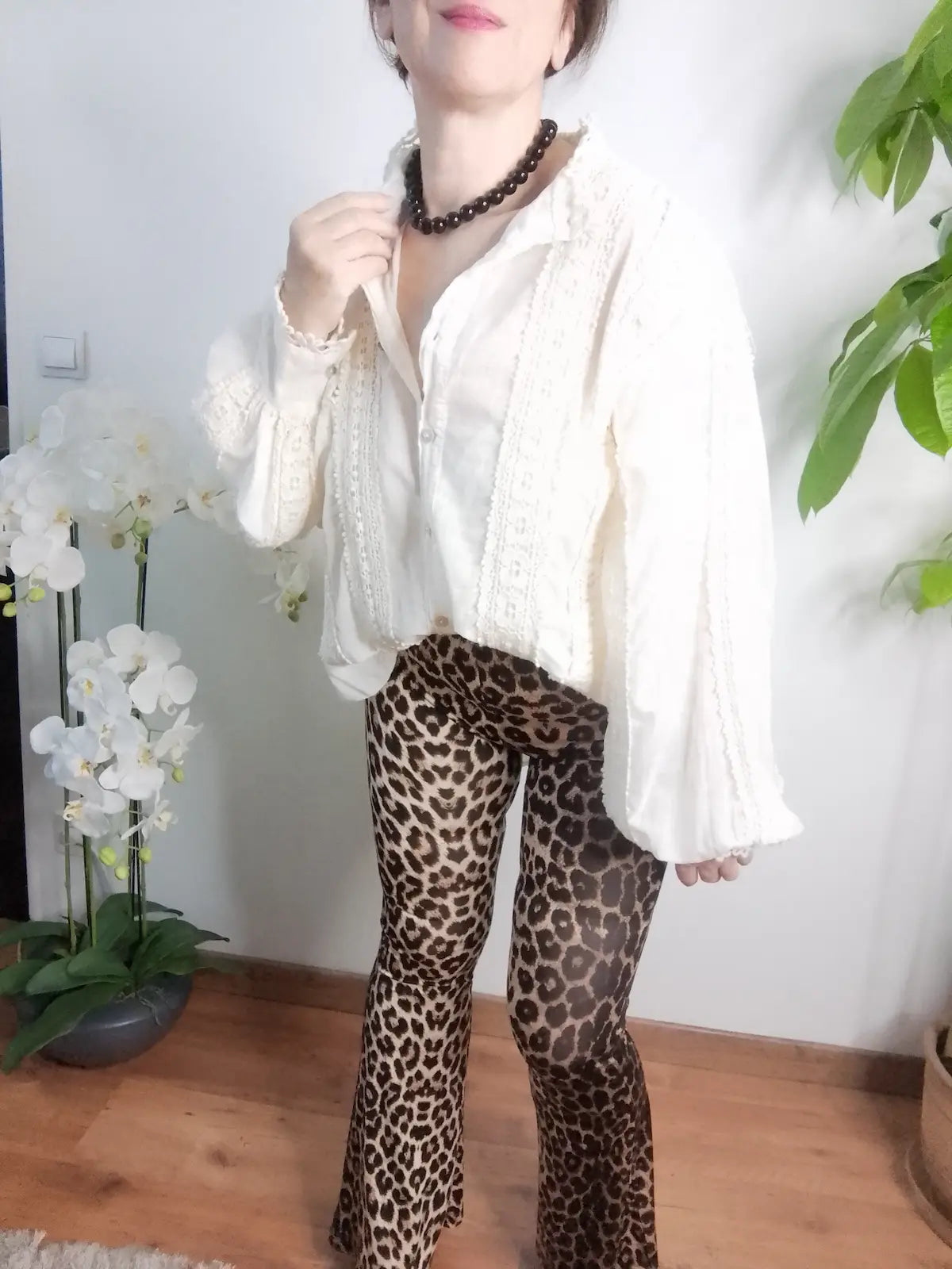 Blouse Gaël portée avec lunettes de soleil et collier perles - look éditorial - BONITALUZ