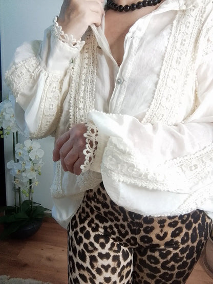 Blouse Gaël blanche portée avec pantalon léopard et ceinture - BONITALUZ