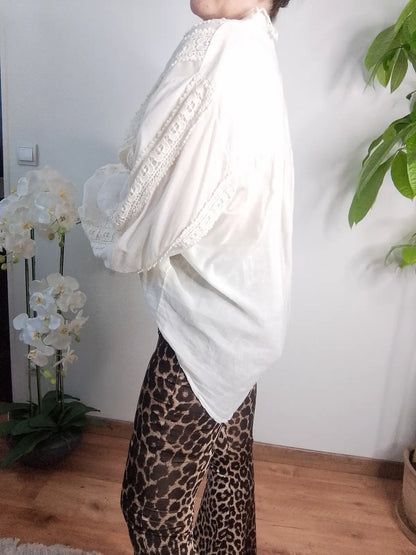 Détail broderies florales blouse Gaël - tissu délicat blanc crème - BONITALUZ