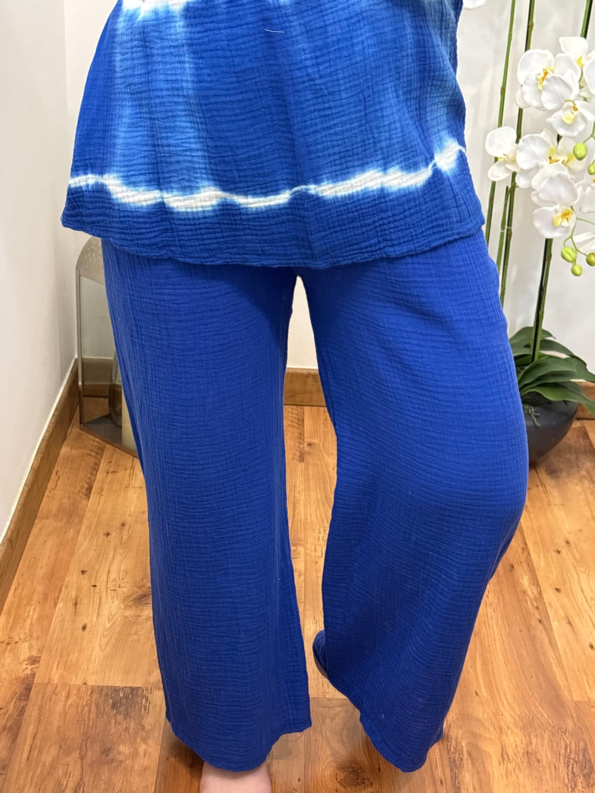 Ensemble tie & dye Bleue style décontracté, vue complète - ensemble polyvalent pour journées décontractées et sorties plage