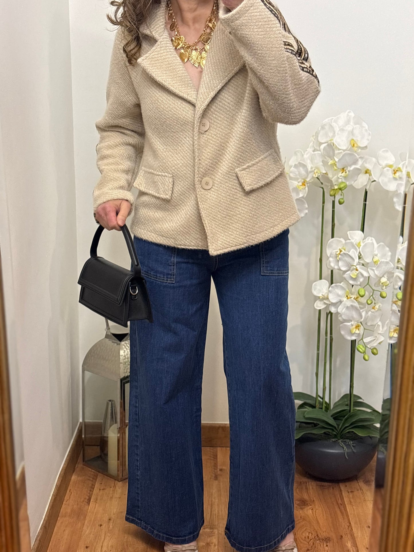 Veste Agathe beige courte élégante, vue de face - veste moderne avec détails manches et fermeture 2 boutons, composition laine-polyester