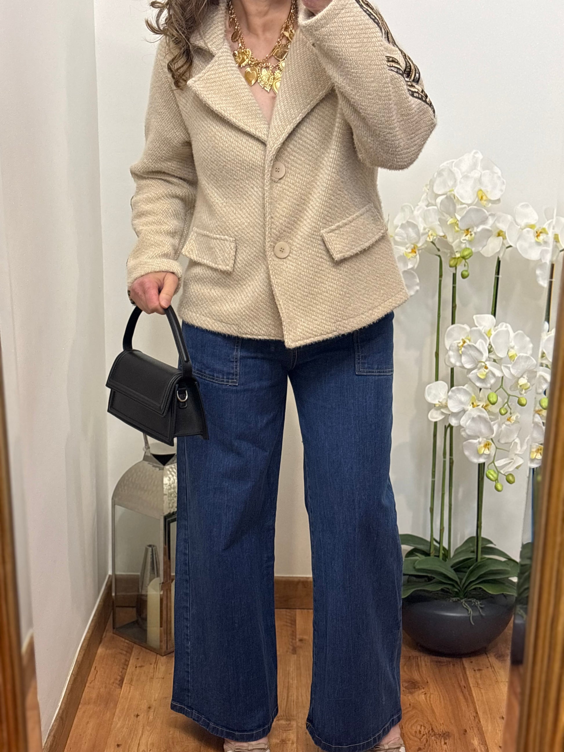 Veste Agathe beige courte élégante, vue de face - veste moderne avec détails manches et fermeture 2 boutons, composition laine-polyester