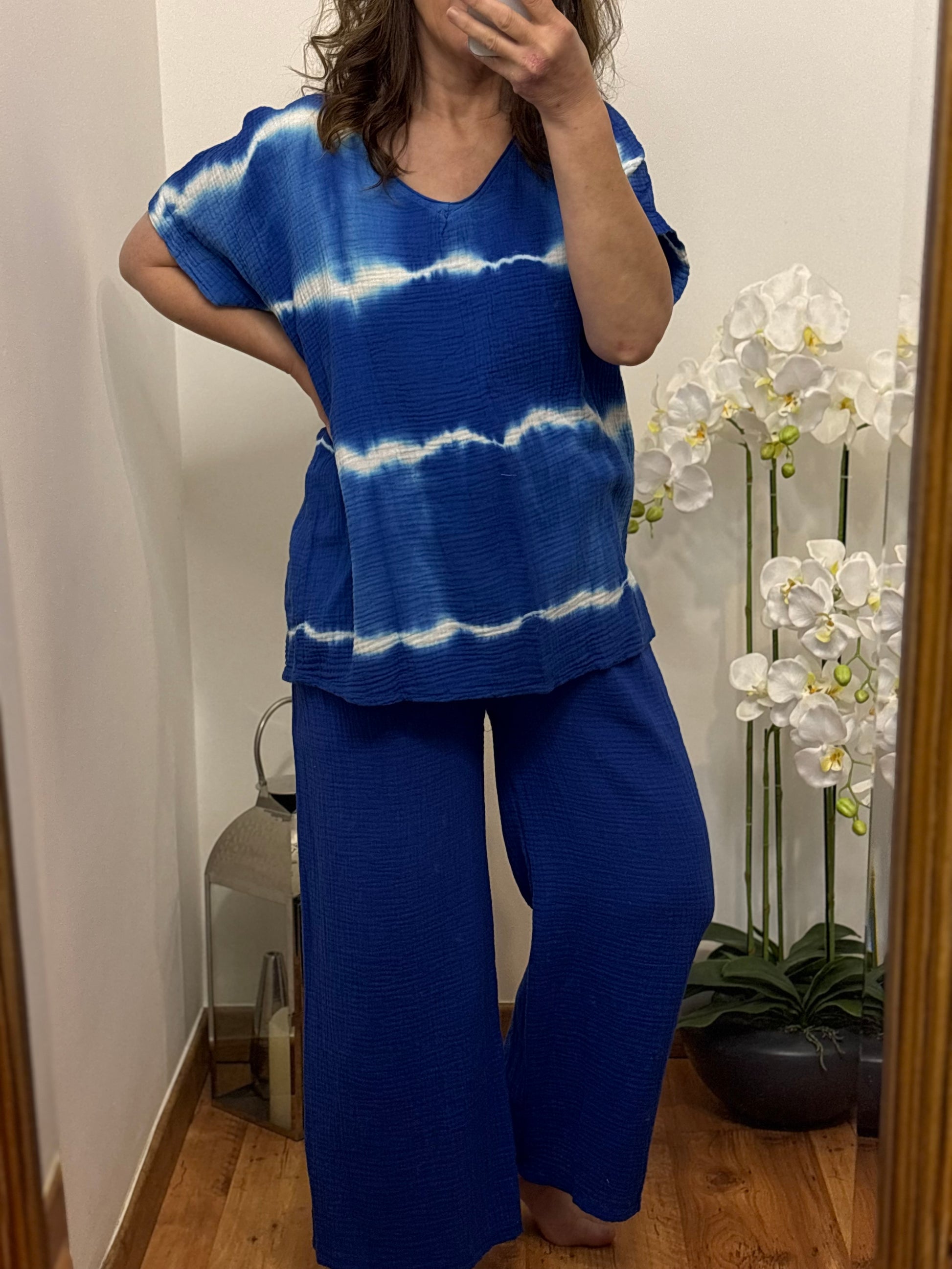 Ensemble tie & dye Bleue détail motif original, vue rapprochée - ensemble coton premium respirant avec touche fraîcheur estivale