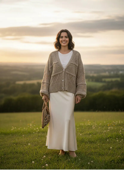 Cardigan beige femme souriant extérieur coucher de soleil BONITALUZ