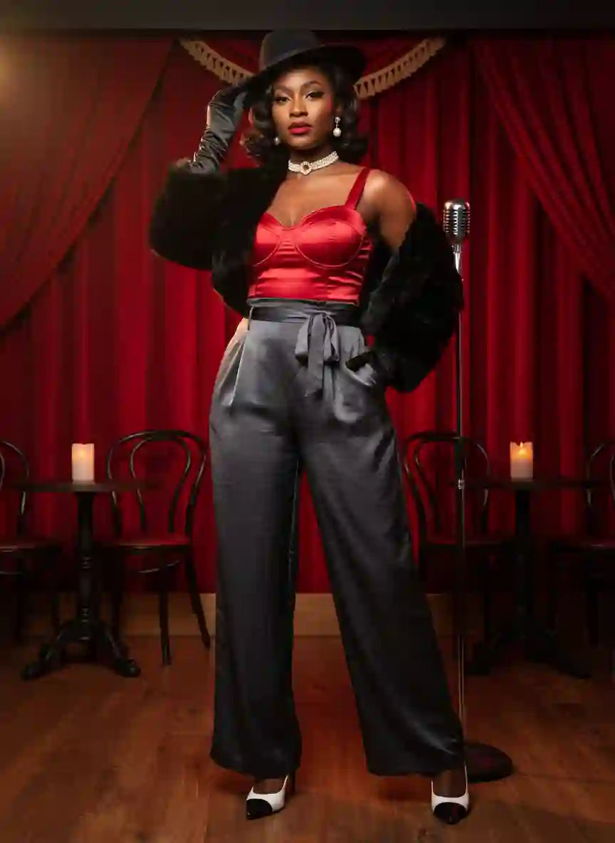 Pantalon femme large gris top rouge bustier veste noire oversize cabaret théâtre velours rouge bougies lumières chaudes look soirée glam rock BONITALUZ