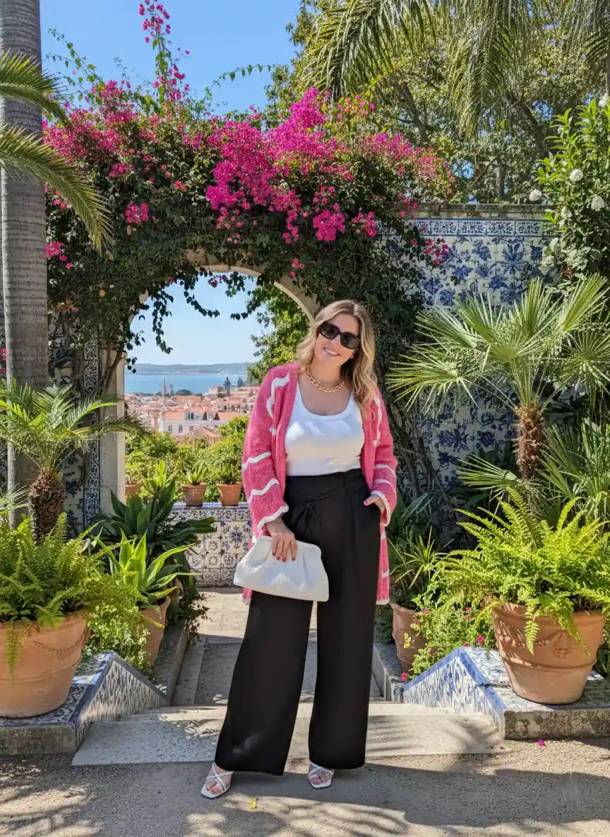 Pantalon femme large noir chemise rose vif lunettes de soleil jardin méditerranéen bougainvilliers roses fuschia palmiers terrasse look resort luxe coloré BONITALUZ