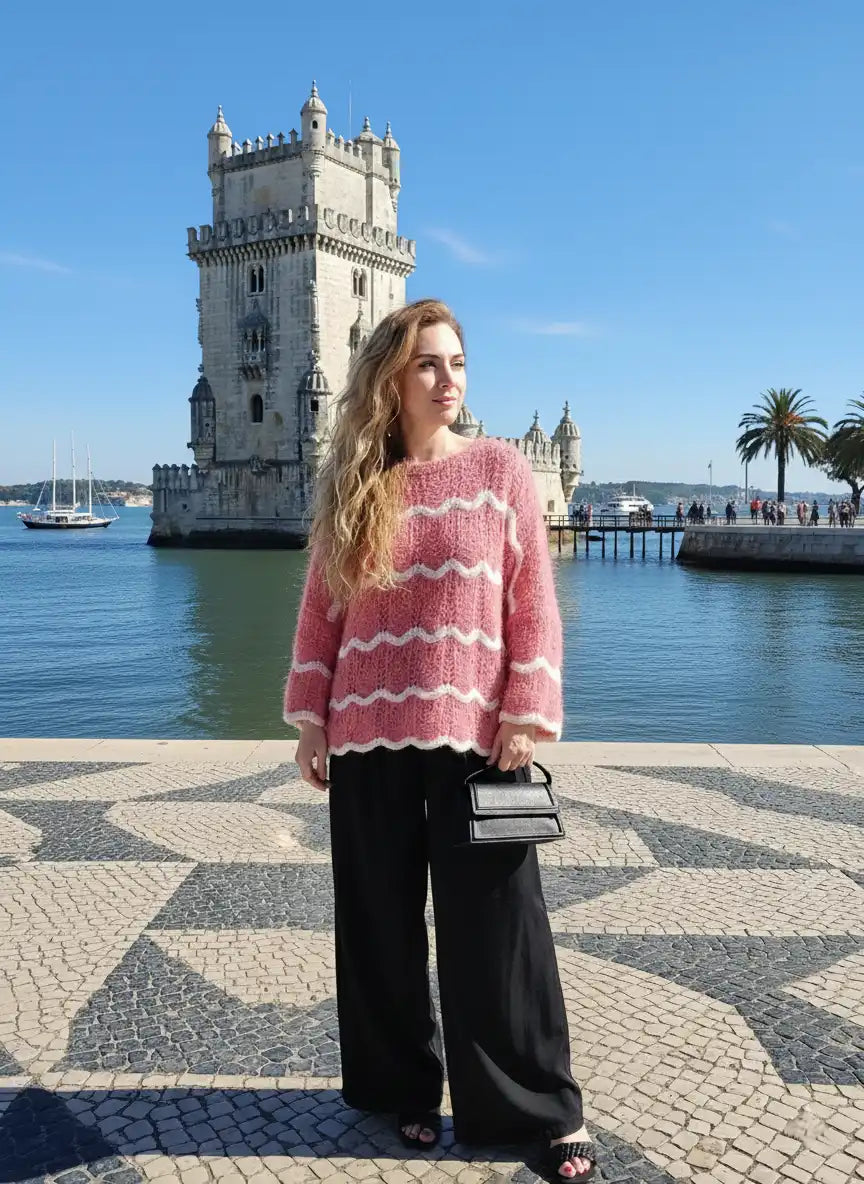 Pull femme rose poudré rayures pantalon large noir lunettes soleil Torre de Belém Lisbonne bord du Tage palmiers ciel bleu look city trip Portugal chic BONITALUZ