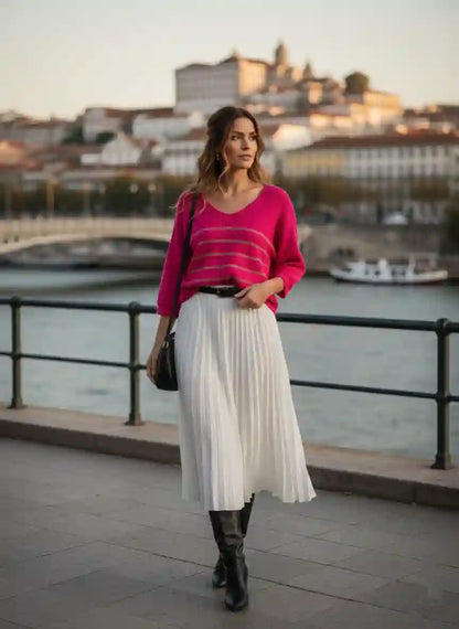 Pull femme fuchsia magenta vif jupe longue blanche fluide bottes noires sac noir bord de fleuve pont historique ville ancienne clochers look city trip chic coloré BONITALUZ