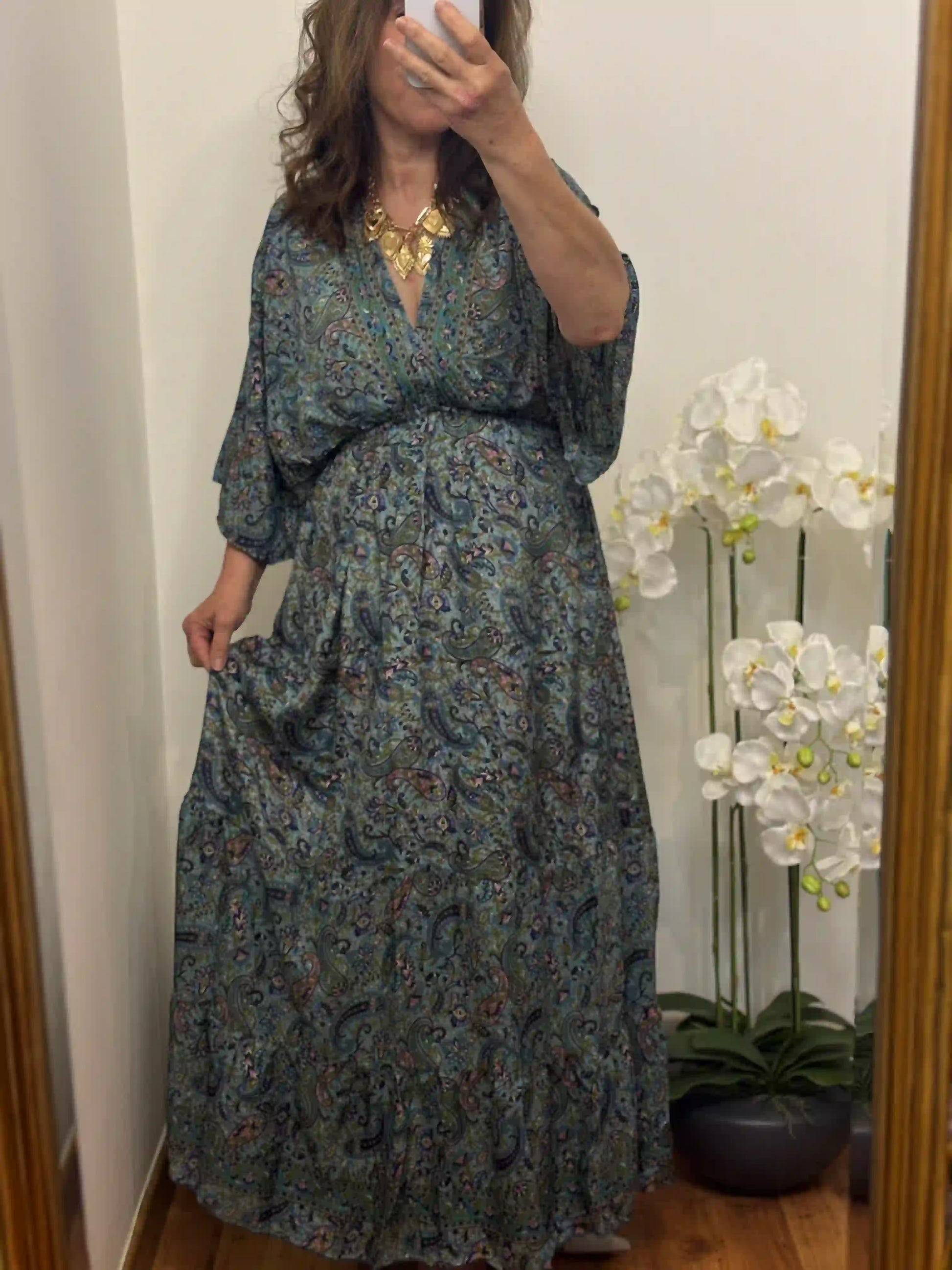  Détail tissu robe femme paisley vert bleu doré imprimé floral fond blanc orchidées matière fluide élégante BONITALUZ
