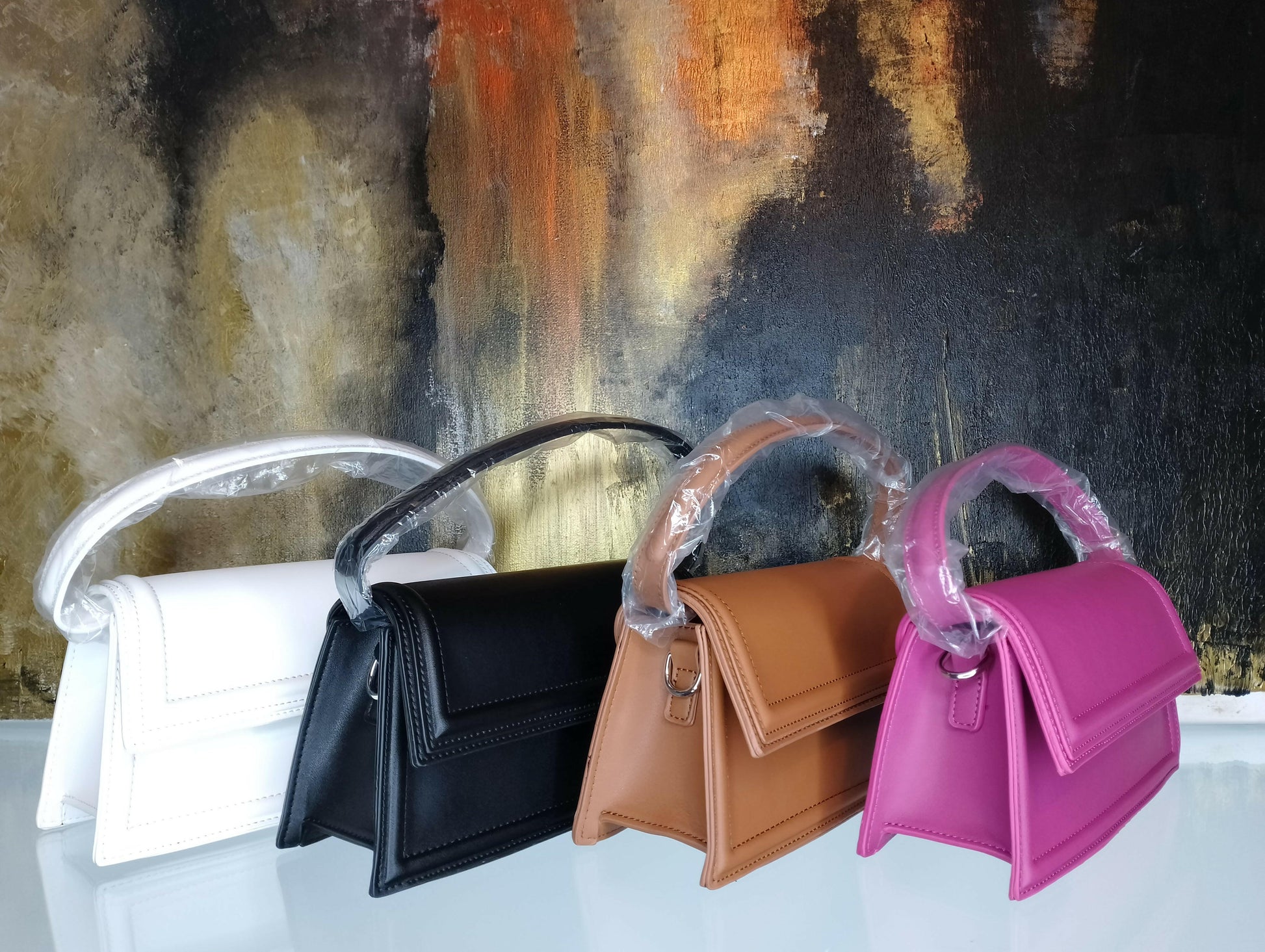 Sac Acanthe polyuréthane doublure recyclée anse amovible, vue de face - sac moderne élégant hauteur 11cm disponible blanc noir fuchsia camel pour occasions formelles informelles"