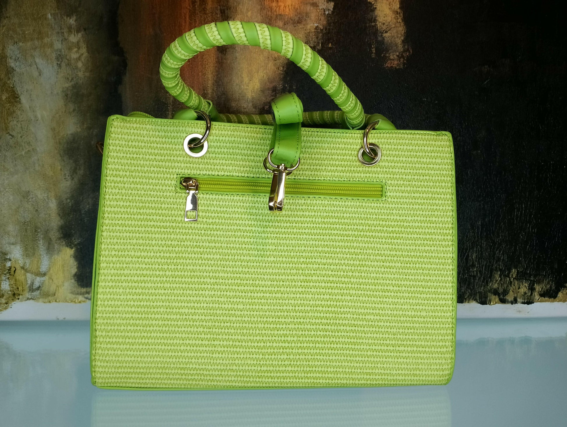 Sac Anissa grand format vert pomme éclatant, vue de face - sac généreux chaîne amovible dorée pour shopping et voyages courts, résistant aux intempéries