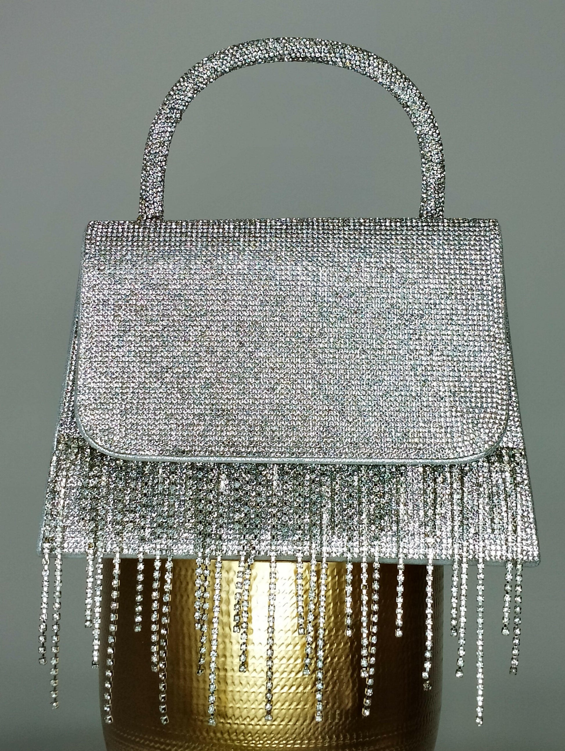 Sac Félicia gris argenté scintillant, vue de face - sac de soirée polyester-polyuréthane avec poignée strass et franges pour occasions spéciales
