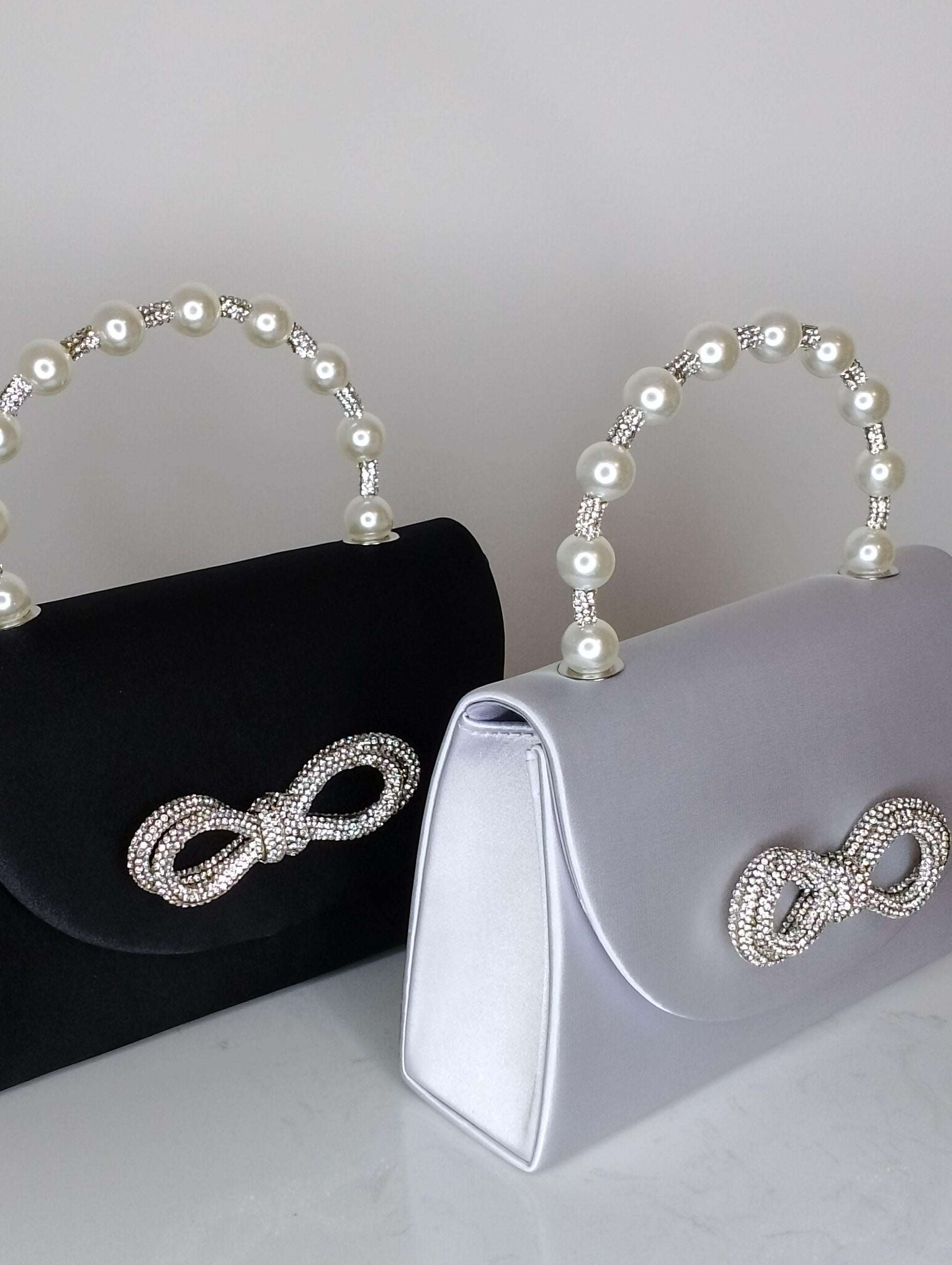 Sac Perla raffiné 100% polyester, vue de face - sac de soirée élégant avec poignée imitation perles et strass pour dîners raffinés et cocktails