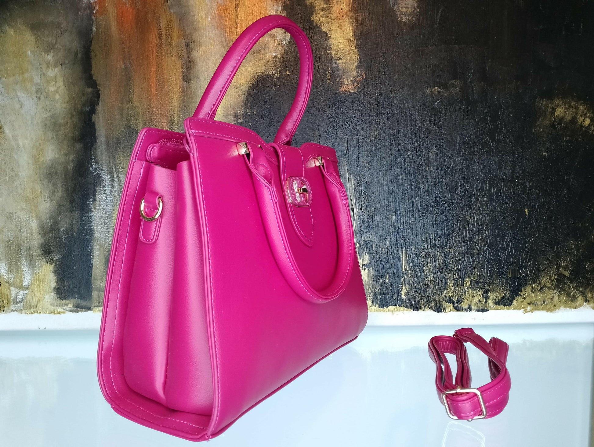 Sac Rosalina fuchsia éclatant polyuréthane, vue de face - sac élégant hauteur 25cm avec chaîne amovible 131cm pour travail et rendez-vous professionnels