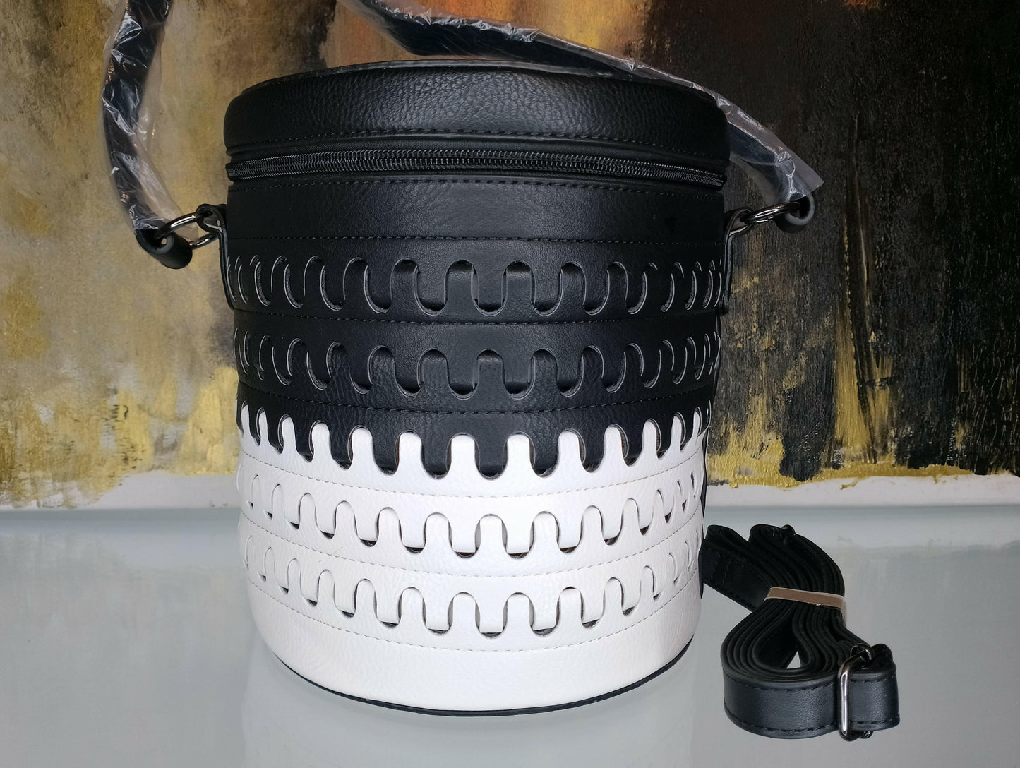 Sac sceau Arlequin bicolore blanc noir avant-bras, vue de face - sac élégant polyvalent grande capacité format moyen avec seconde sangle pour épaule ou croisé