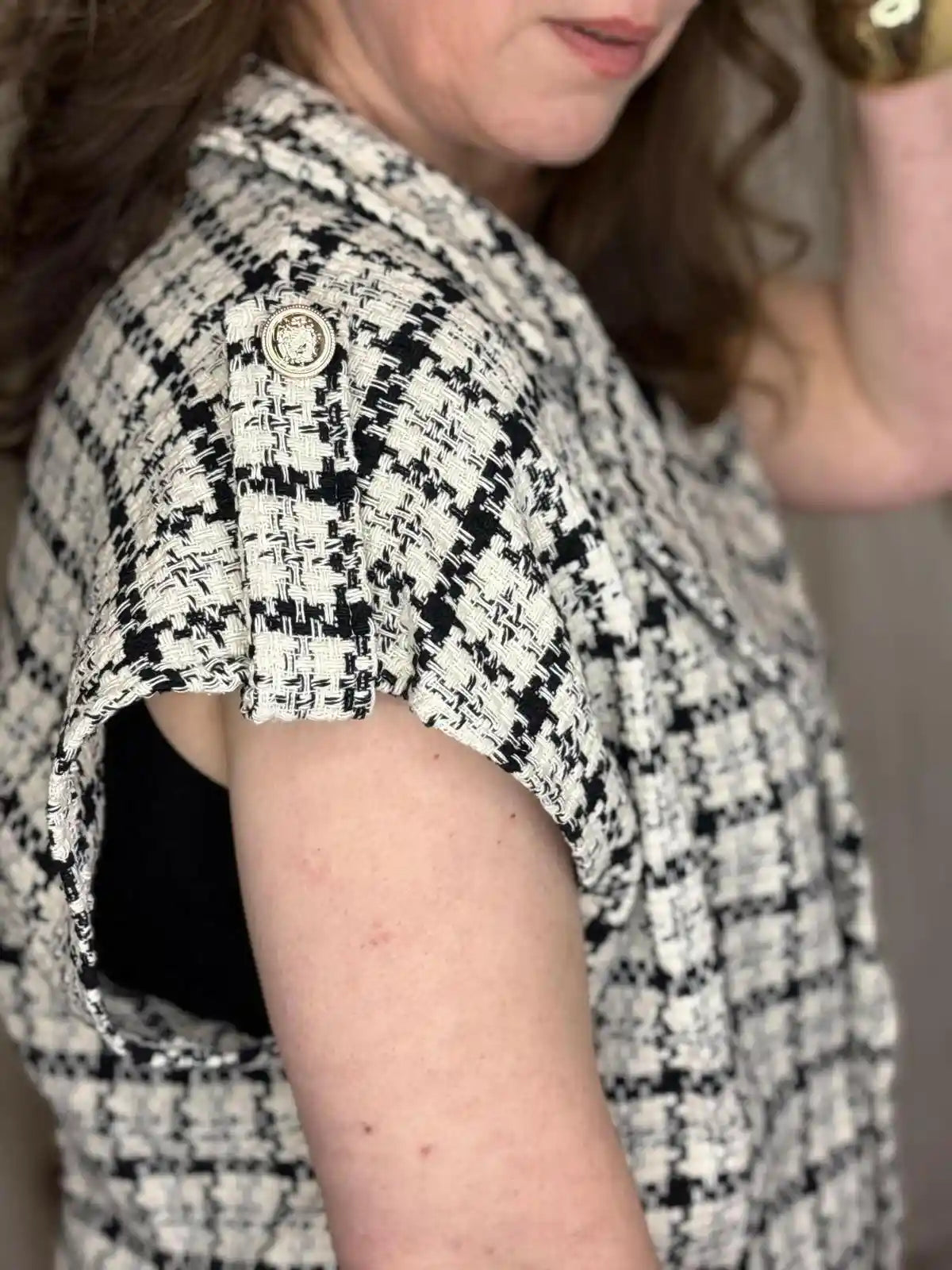 Détail tissu veste Armonia femme tweed écossais noir blanc qualité premium BONITALUZ