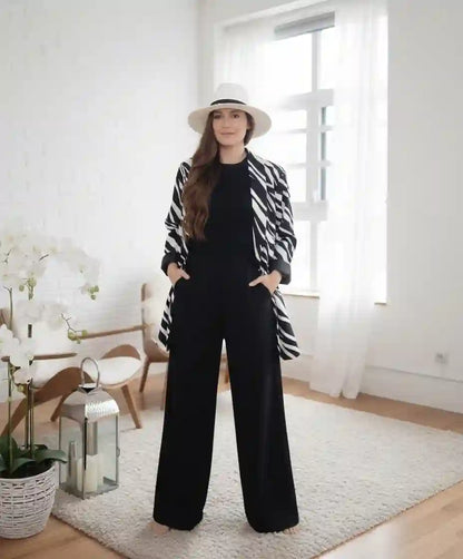 Veste femme zébrée imprimé animal noir blanc pantalon large noir rue pavée parisienne pose décontractée look street style BONITALUZ