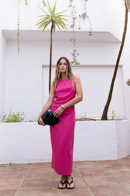 "Robe Rosa portée par mannequin, coupe flatteuse - style féminin pour printemps et été"