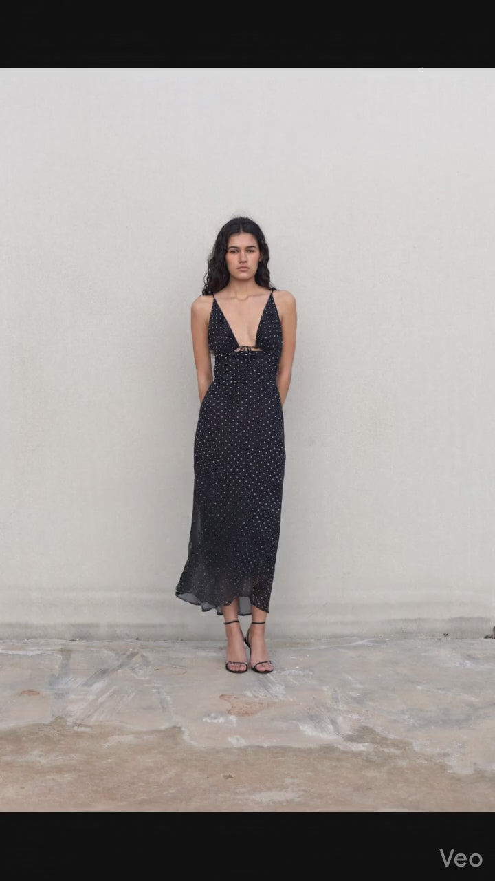 Robe Sibella noire élégante col V - Détails dos structuré et coupe sophistiquée - BONITALUZ
