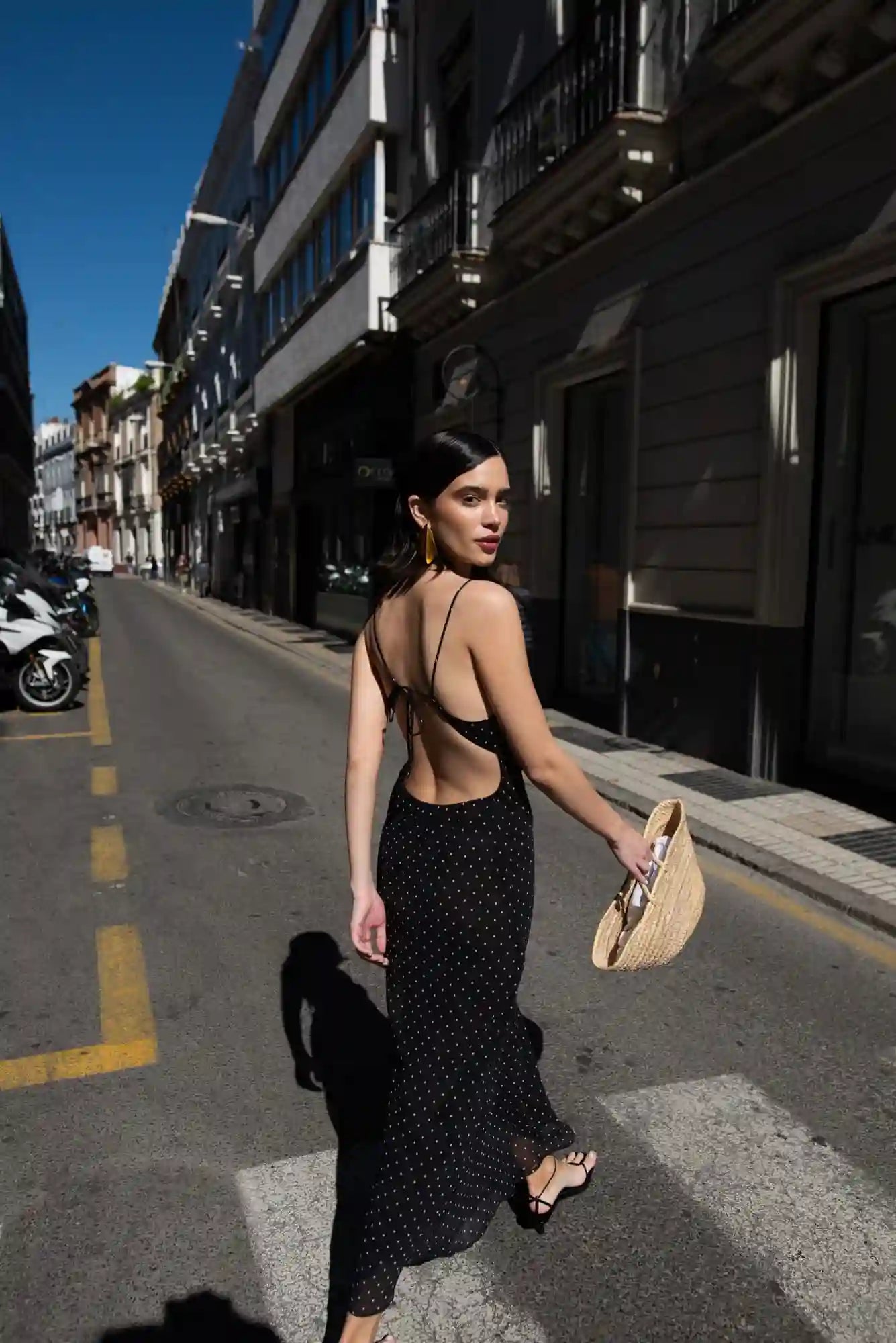 Robe Sibella femme dos nu structuré rue méditerranéenne ensoleillée sac raphia look vacances chic BONITALUZ