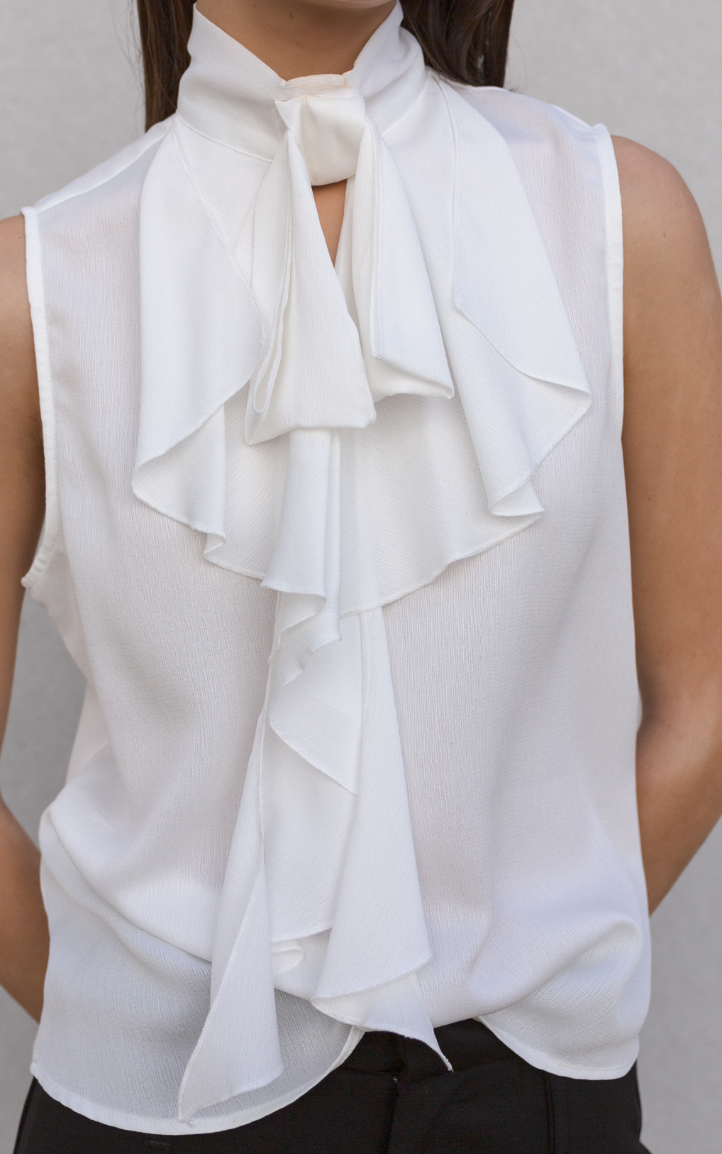 Top Volanta blanc élégant avec détails volantés, vue de face - parfait pour mariages et événements