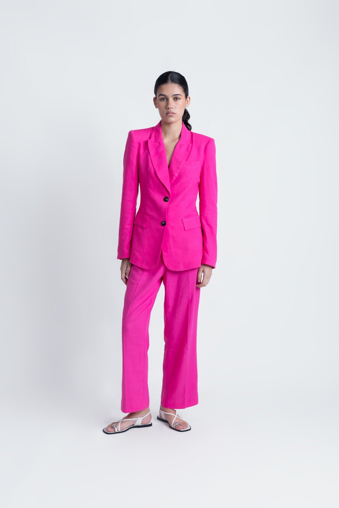 Veste Rosa vue de dos portée, coupe flatteuse - parfaite pour mariages, cérémonies et événements
